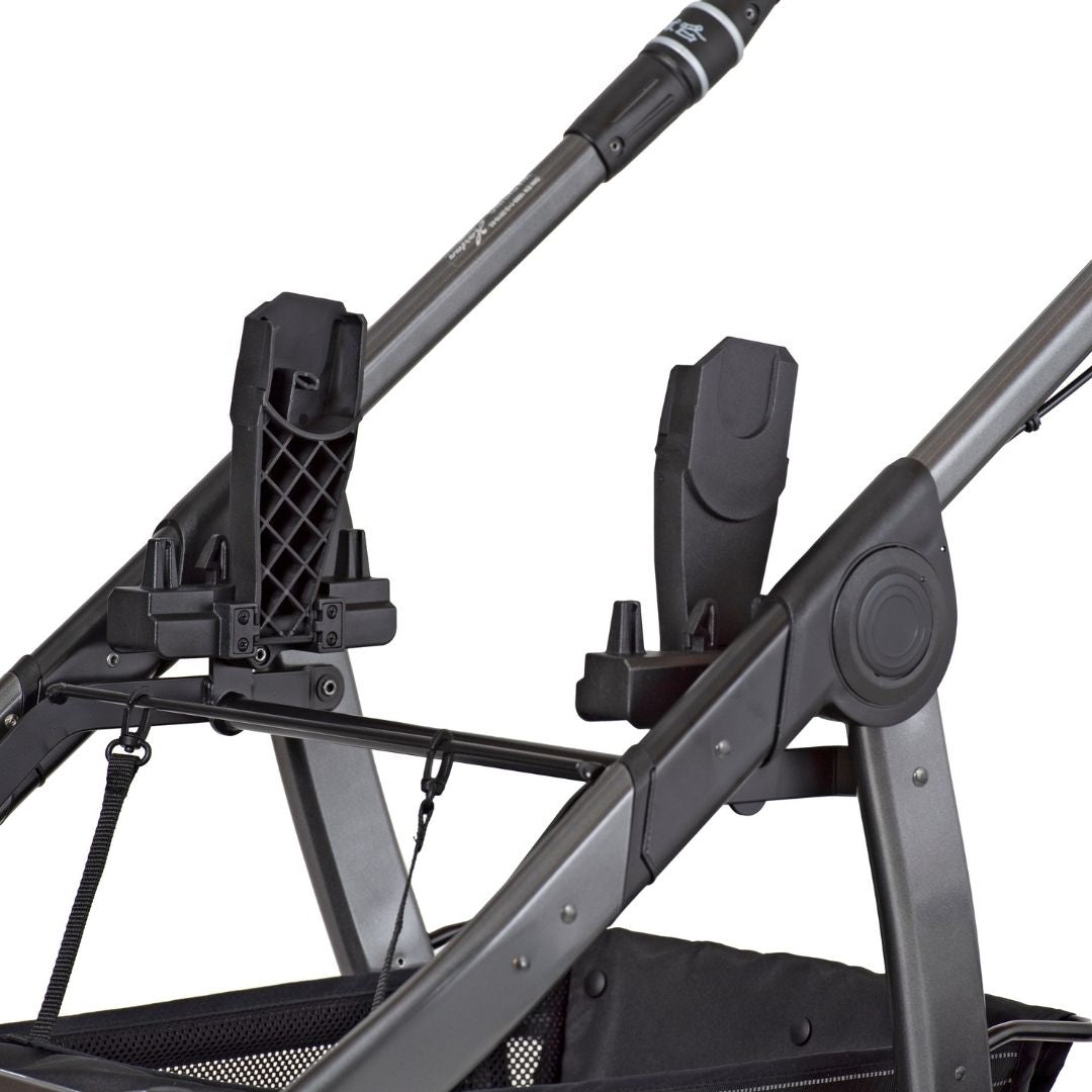 Adapter 9912 am Kinderwagengestell befestigt.
Schräge Vorderansicht.