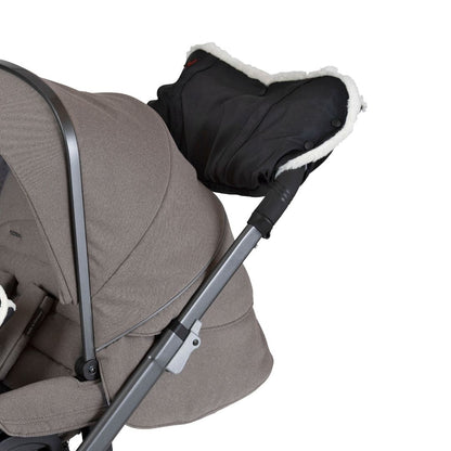 Handwärmer MUM
Mit flauschigem Innenmaterial.
Befestigt am Kinderwagengriff
Schräge Vorderansicht